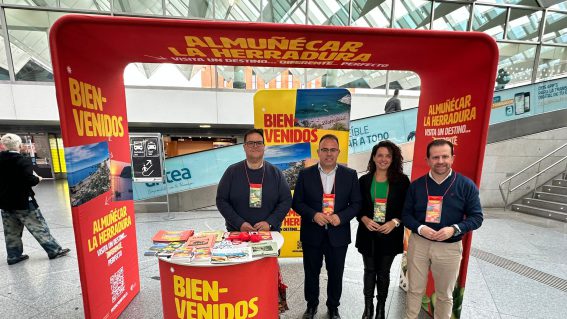Almuñécar recibe a los viajeros en la estación de Atocha durante la semana de FITUR