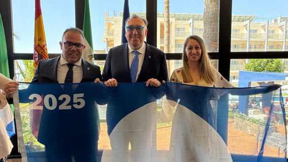 El alcalde de Almuñécar recoge las banderas azules que lucirán en las playas sexitanas este verano