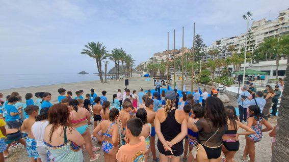 Almuñécar iza las 5 banderas azules que lucirán las playas sexitanas el verano 2025