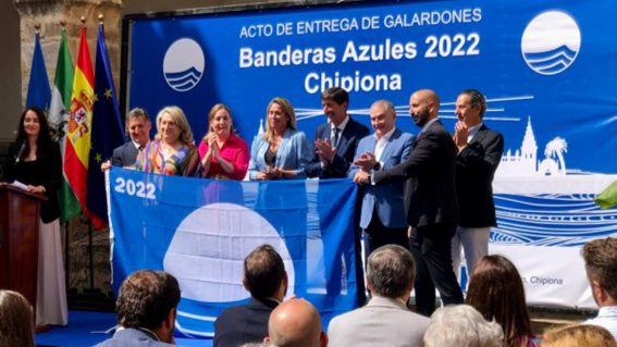 El destino Almuñécar – La Herradura recibe las seis Banderas Azules 2022 de manos de Juan Marín