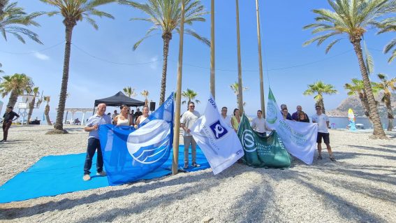 Las playas de Almuñécar y La Herradura izan las Banderas Azules, Q de Calidad y ‘S’ de Sostenibilidad