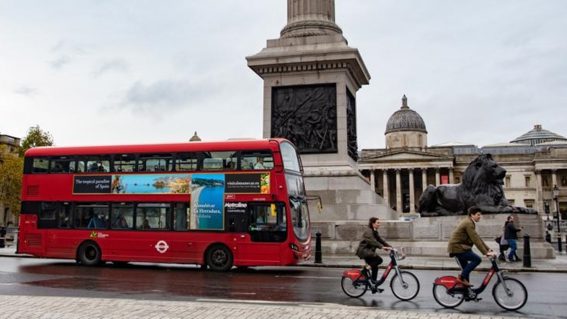Almuñécar se promociona a través de 25 autobuses que recorren las calles de Londres