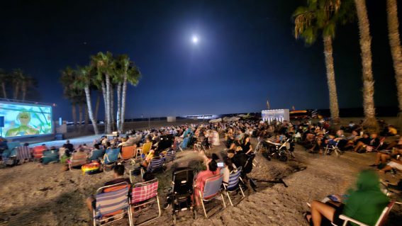 Un millar de personas han  disfruta del cine los lunes  de agosto en las playas de Almuñécar