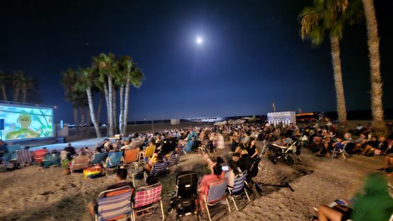Un millar de personas han  disfrutado del cine los lunes  de agosto en las playas de Almuñécar