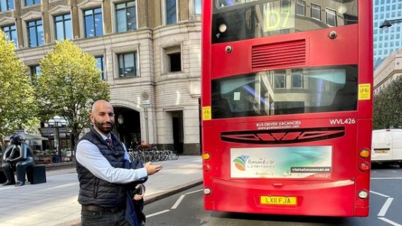 La imagen turística de Almuñécar La Herradura se promociona por las calles de Londres por medio de 36 autobuses