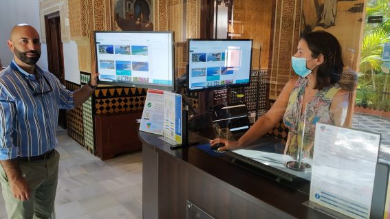 Almuñécar estrena la información turística digitalizada en las oficinas de turismo