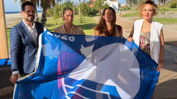 Las playas de Almuñécar y La Herradura reciben oficialmente sus Banderas Azules de 2026