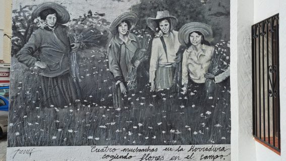Mural «Cuatro muchachas cogiendo flores en el campo»