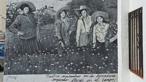 Mural artístico «Cuatro muchachas cogiendo flores en el campo»