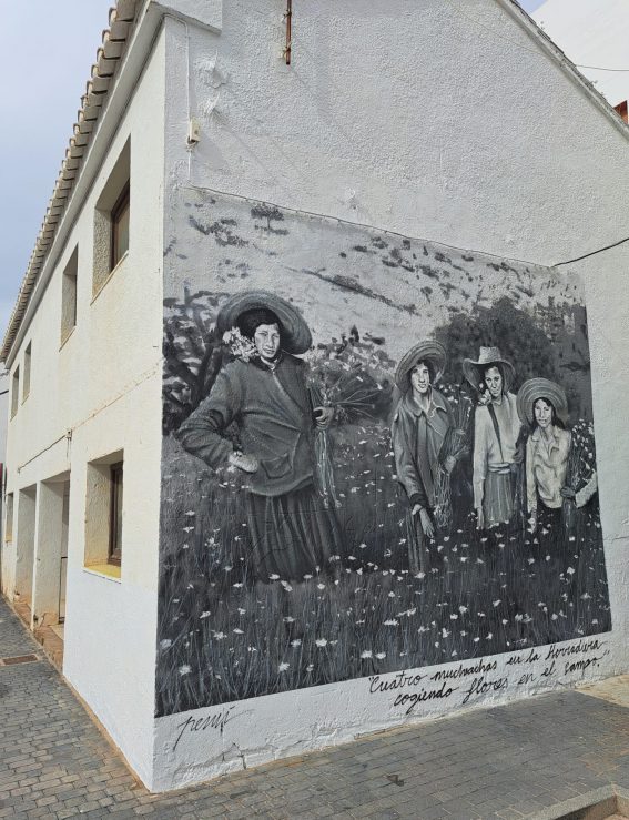 Mural artístico «Cuatro muchachas cogiendo flores en el campo»