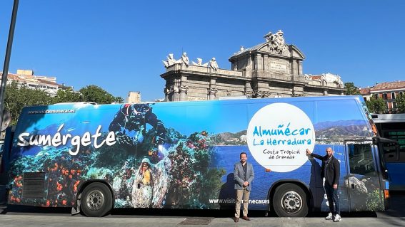 Un autobús rotulado con la imagen de Almuñécar y La Herradura recorre las calles de Madrid