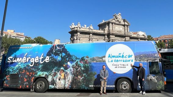 Un autobús rotulado con la imagen de Almuñécar y La Herradura recorre las calles de Madrid