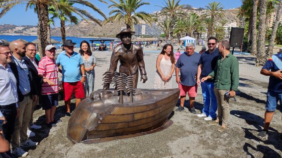 Almuñécar rinde homenaje al espetero con un monumento junto al paseo de San Cristóbal.