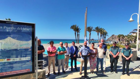 Almuñécar La Herradura iza las banderas azules y la Q de Calidad en sus playas