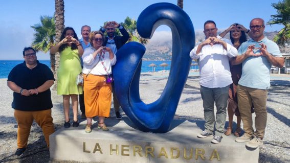 La Herradura inaugura una nueva escultura de los Hermanos Moreno “Corazón”