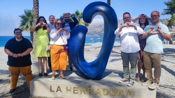 La Herradura inaugura una nueva escultura de los Hermanos Moreno «Corazón»